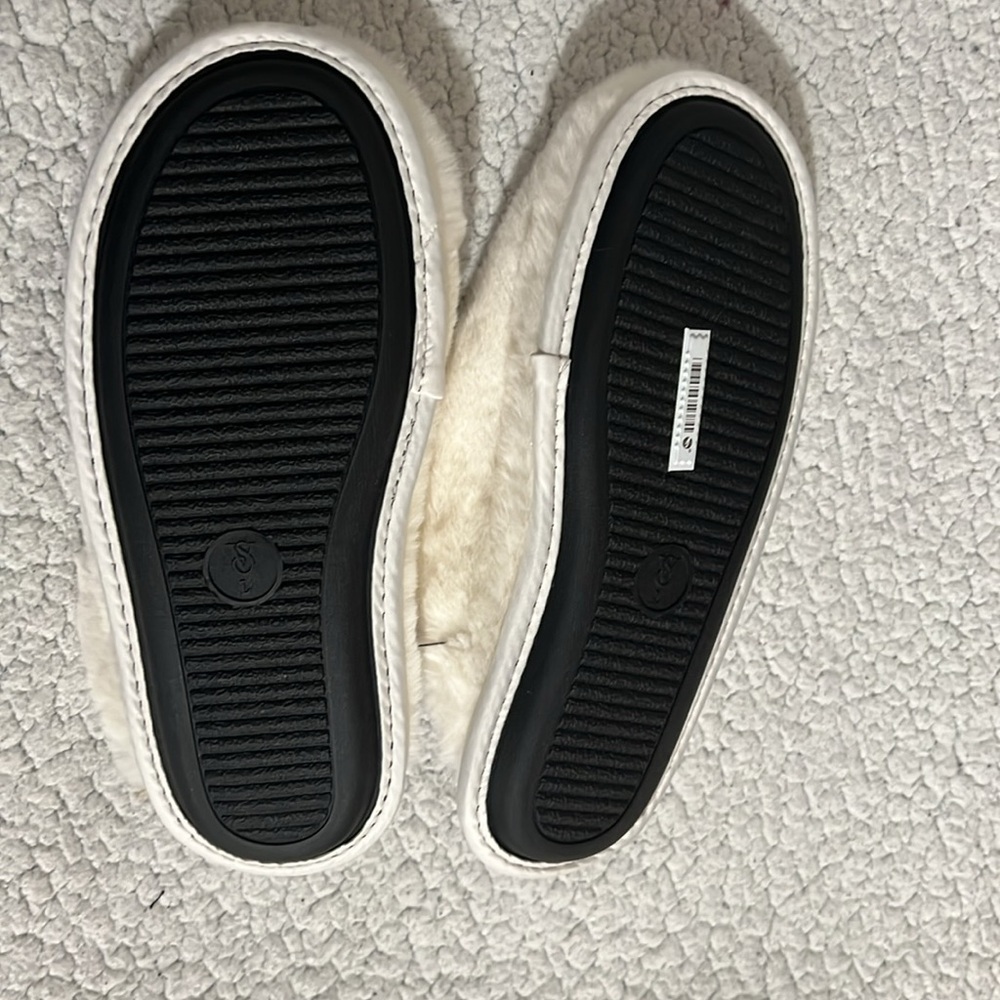 NWT Victoria’s secret Signature white faux fur Slippers size L - Picture 5 of 7